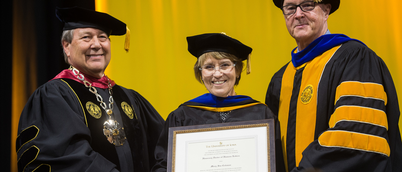 Mary Sue Colman receiving honorary degree from President Harreld and Dean Keller